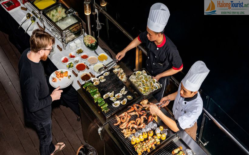 Trải nghiệm ẩm thực hải sản trên du thuyền Hạ Long