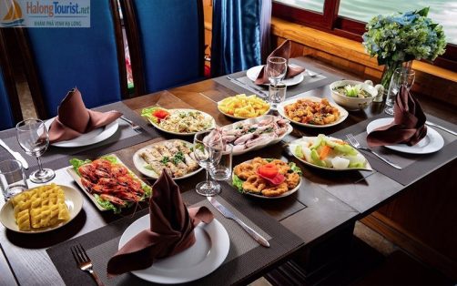 Bữa trưa hải sản tươi ngon trên tàu du lịch