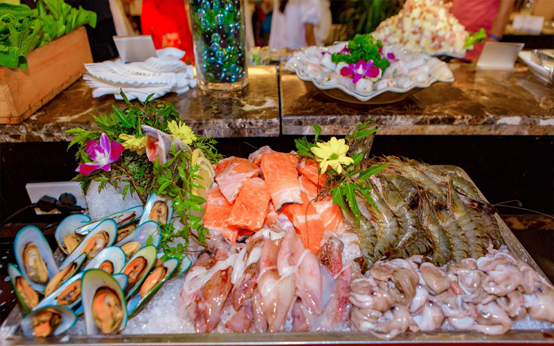 Ăn trưa hải sản trên du thuyền Hạ Long 1 ngày