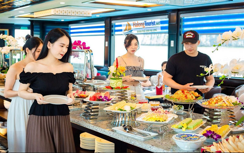 Thưởng thức bữa trưa trên du thuyền Hạ Long nửa ngày