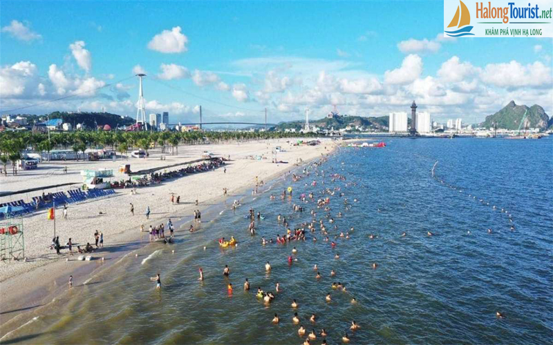 Bãi biển Bãi Cháy Hạ Long buổi sáng