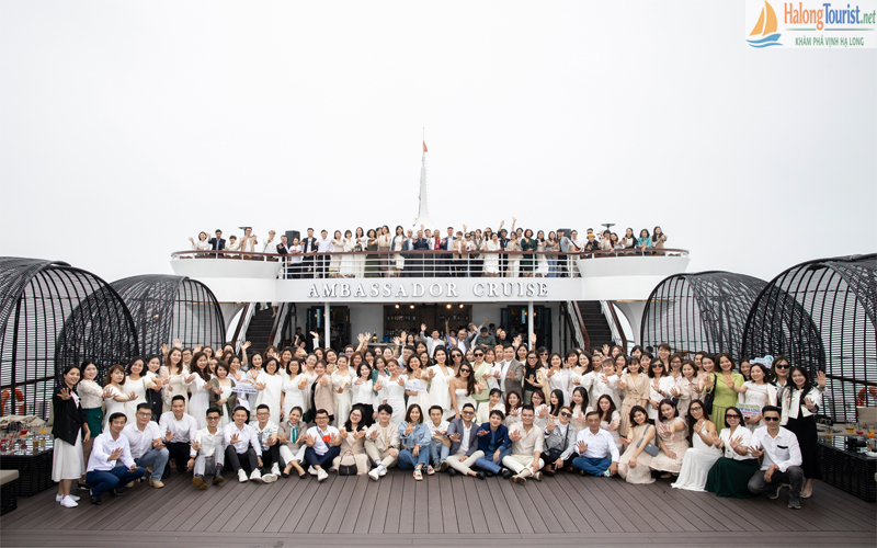 Du khách check-in trên du thuyền 5 sao Hạ Long