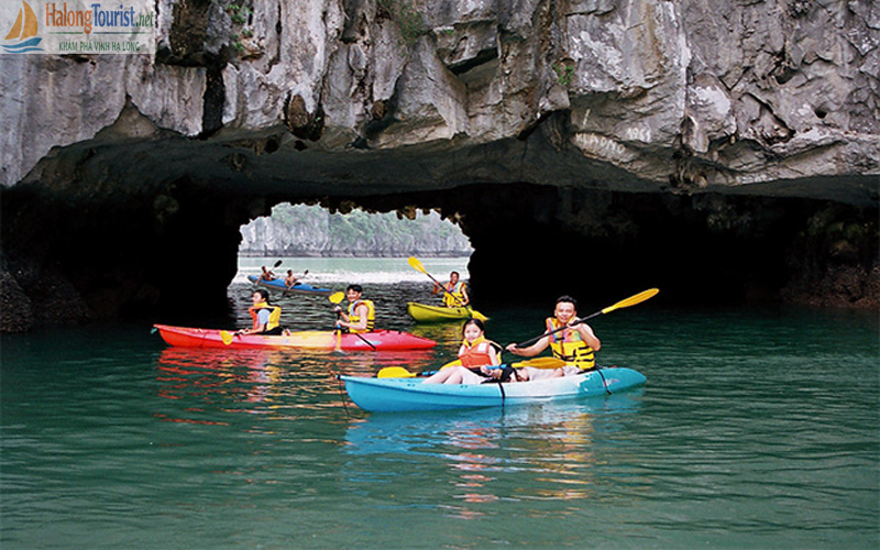 Trải nghiệm chèo Kayak khi đi tour Hạ Long