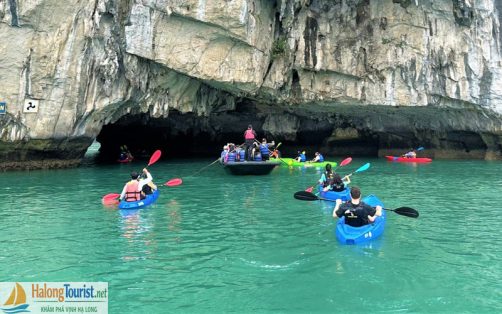 Chèo kayak trong tour du thuyền Hạ Long nửa ngày