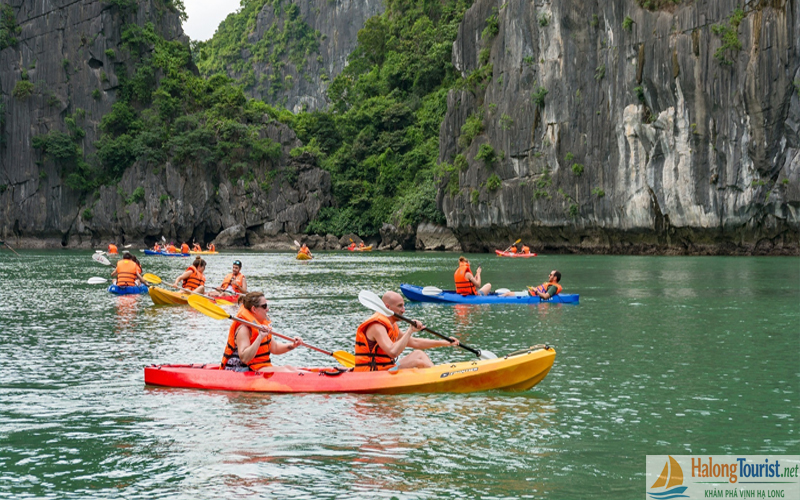 Du khách chèo kayak khám phá Vịnh Lan Hạ