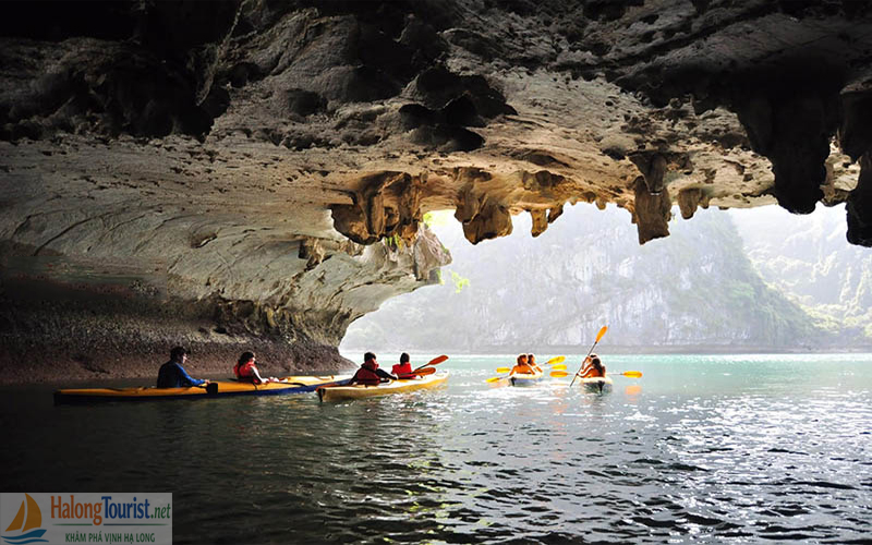 Chèo kayak Hang Sáng Hang Tối Vịnh Lan Hạ