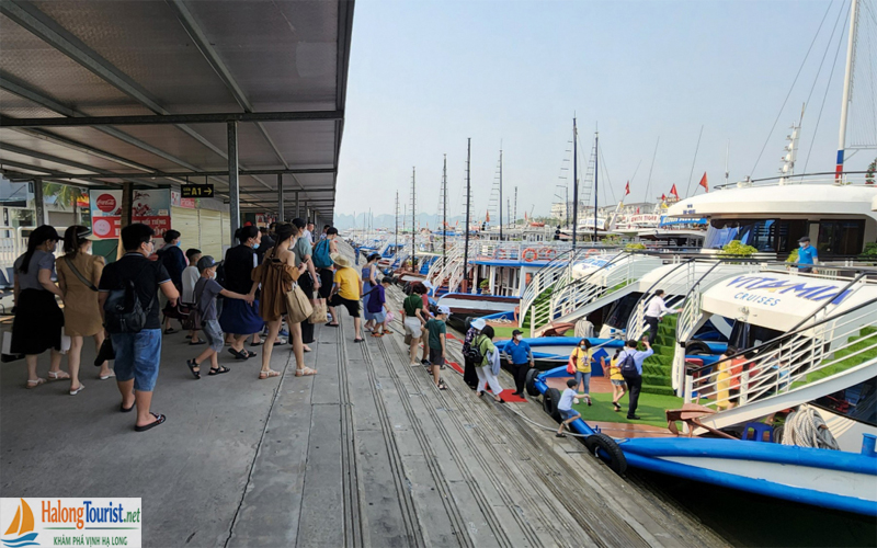 Du khách lên du thuyền Hạ Long tại bến Tuần Châu