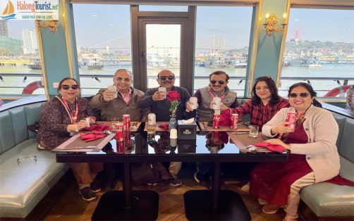 Du khách check in trên du thuyền