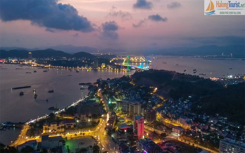 Toàn cảnh du lịch Hạ Long với hệ thống cảng tàu và thành phố hiện đại