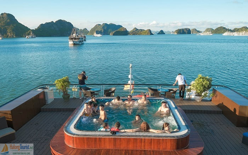 du thuyền Hạ Long 1 ngày tham quan vịnh
