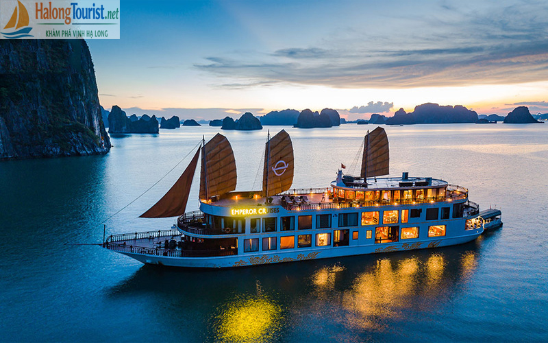 Du thuyền ngủ đêm trên Vịnh Hạ Long