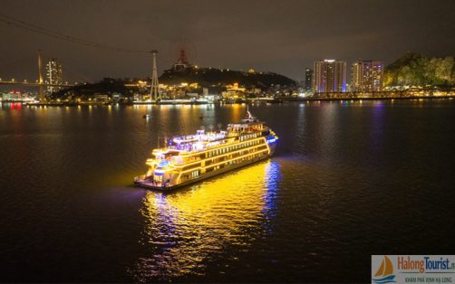 Du thuyền Luna ăn tối trê Vịnh Hạ Long