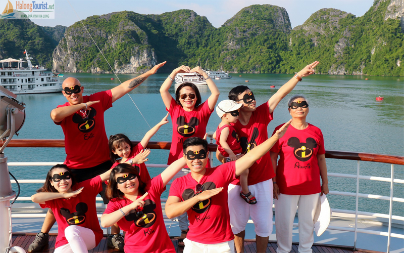 gia đình trên Du thuyền Hạ Long