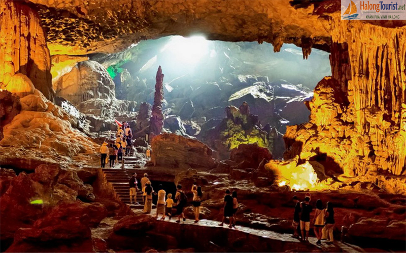 Không gian nhũ đá bên trong Hang Sửng Sốt Hạ Long