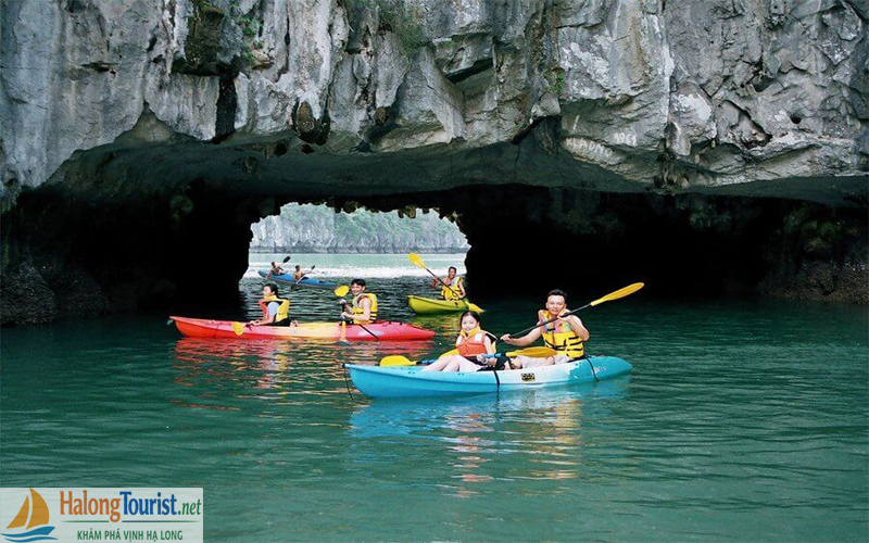 Trải nghiệm chèo kayak trên du thuyền Hạ Long