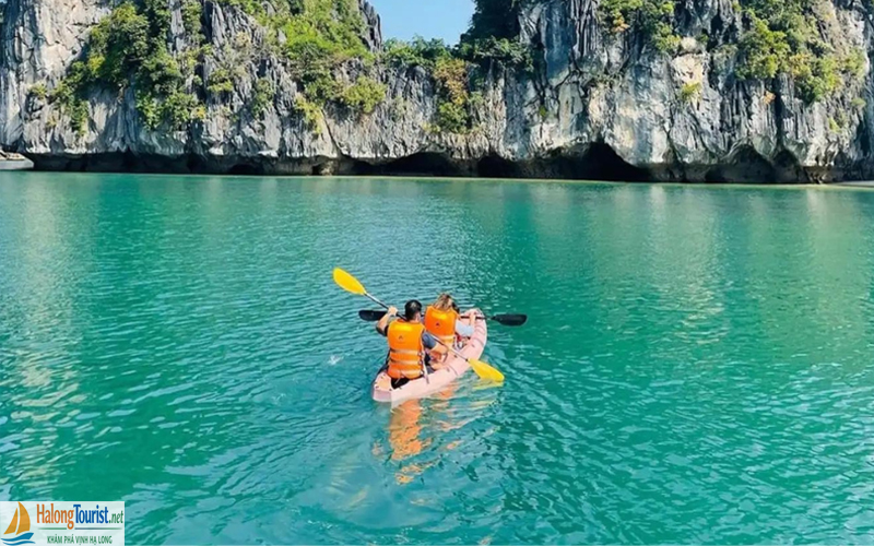 Chèo kayak tại Vịnh Lan Hạ