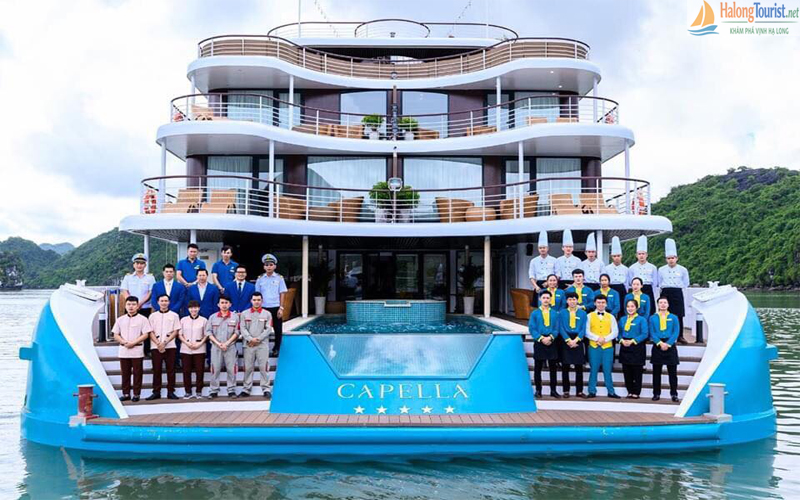 Nhân viên chào đón du khách lên du thuyền