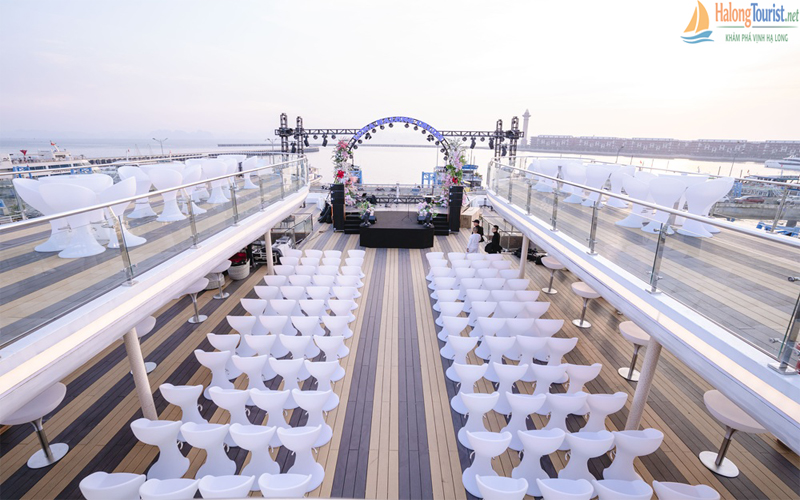 Sundeck du thuyền 5 sao Hạ Long rộng rãi ngắm cảnh