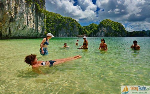 Du khách tắm biển tại Ba Trái Đào – Vịnh Lan Hạ