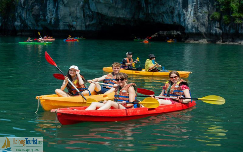 Trải nghiệm chèo thuyền kayak Vịnh Hạ Long