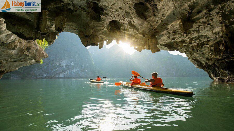 Chèo kayak tại Hang Luồn trong lịch trình tham quan Vịnh Hạ Long