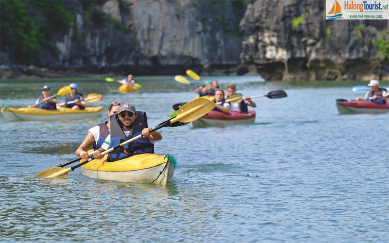 Chèo kayak trên Vịnh Hạ Long