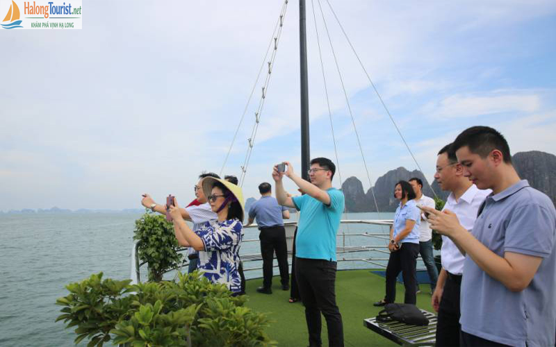 Du khách trải nghiệm tàu thăm Vịnh Hạ Long