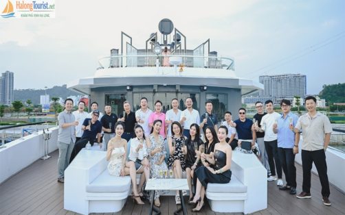 Du khách thư giãn trên sundeck du thuyền Hạ Long 6 tiếng
