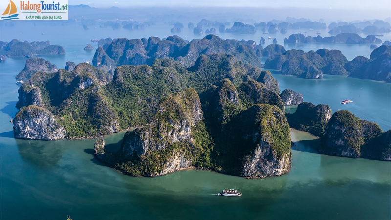 Lịch trình tham quan Vịnh Hạ Long với cảnh đẹp núi đá vôi và du thuyền