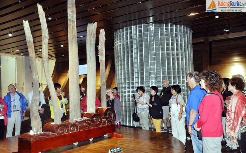 Khu trưng bày lịch sử tại Bảo tàng Hạ Long