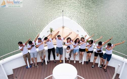 Du khách chụp ảnh check in cảnh đẹp từ du thuyền