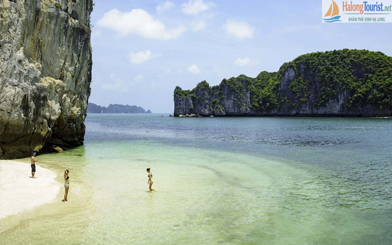 Bãi Ba Trái Đào với cát trắng và nước biển trong xanh