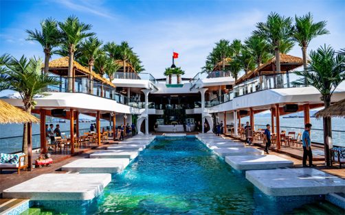 Bể bơi nước mặn bốn mùa trên du thuyền Dolphin Cruise