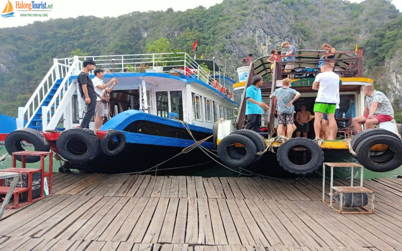 Du khách check in trên tàu gỗ khi tham quan Vịnh Lan Hạ