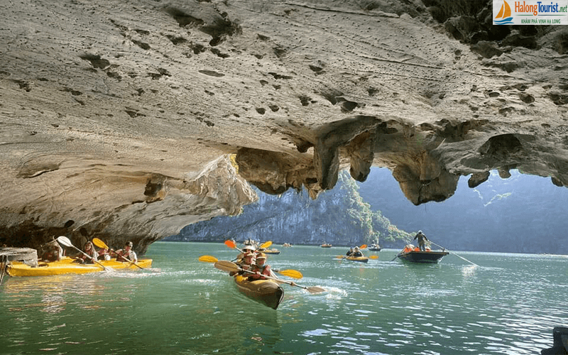 Du khách chèo kayak khám phá Hang Sáng Tối Vịnh Lan Hạ