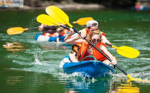 Du khách chèo kayak khám phá vịnh Hạ Long