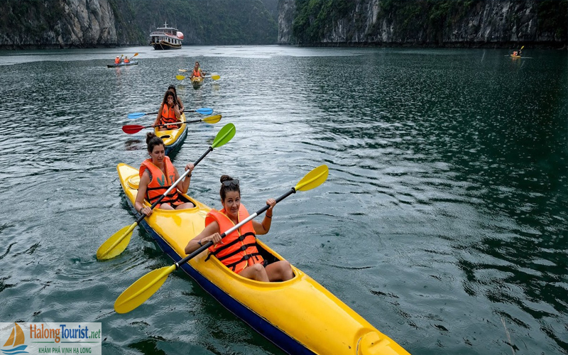Du khách chèo kayak khám phá Vịnh Lan Hạ