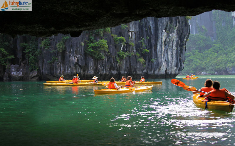 Du khách chèo kayak tại Hang Luồn Hạ Long