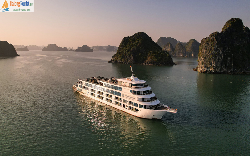 Du thuyền Ambassador trên Vịnh Hạ Long