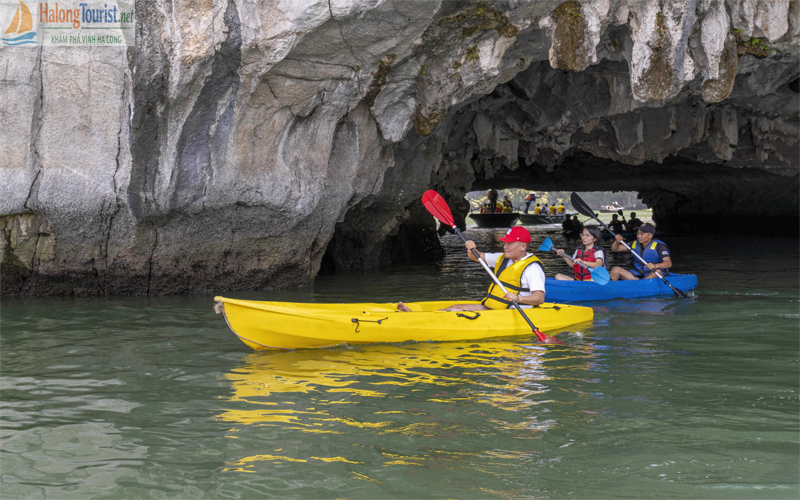Du khách chèo kayak trong hành trình du thuyền Hạ Long 2 ngày 1 đêm