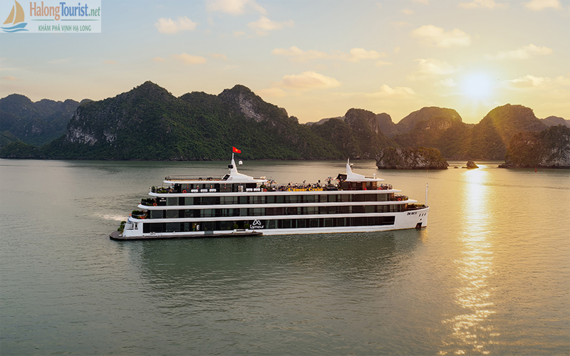 du thuyen ha long 5 sao tren vinh ha long