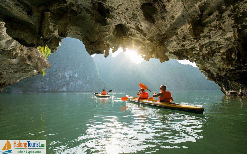Du khách chèo kayak khám phá Hang Luồn Vịnh Hạ Long