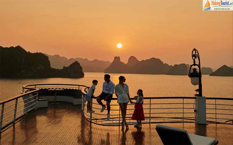 hoàng hôn trên vịnh Hạ Long