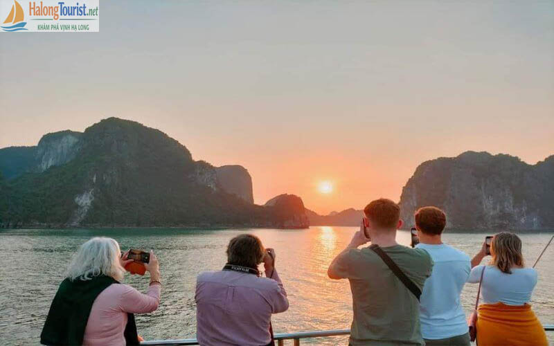 Hoàng hôn tuyệt đẹp trên Vịnh Lan Hạ