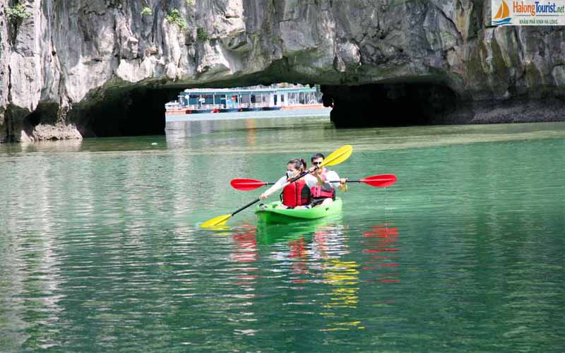 chèo kayak hang Luồn Hạ Long