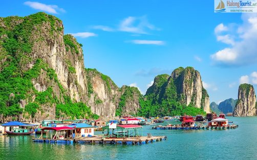 Làng chài Cửa Vạn trên Vịnh Hạ Long