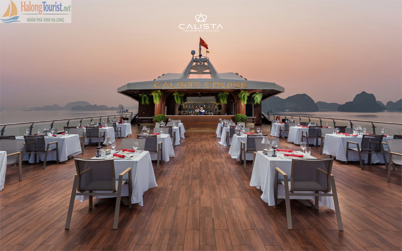 sundeck du thuyen ha long ngam canh vinh