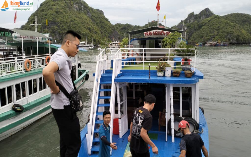 Tàu gỗ hai tầng phục vụ tour tham quan Vịnh Lan Hạ trong ngày
