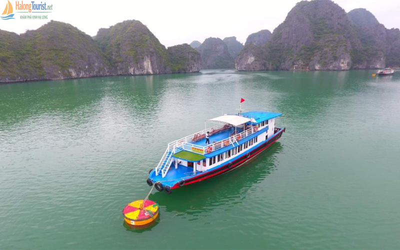Tàu gỗ truyền thống phục vụ du lịch trên Vịnh Lan Hạ