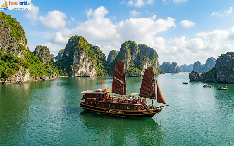 àu gỗ du ngoạn giữa các đảo đá vôi tuyệt đẹp của Vịnh Lan Hạ